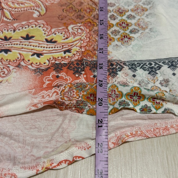 3/$10 Chico's Floral Short Sleeve Top in Cream and Pink - Picture 6 of 8